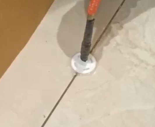 平凉市瓷砖空鼓维修公司专业解答瓷砖在铺贴过程中，如果没有涂抹均匀到位的粘结材料（如水泥砂浆或瓷砖胶），可能会导致以下问题