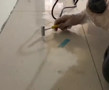 平凉市瓷砖开裂维修公司专业分享瓷砖在铺贴前如果没有沥干水分，将会导致以下问题
