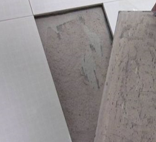 平凉市瓷砖空鼓维修公司分享瓷砖铺贴时如果打浆（即涂抹在瓷砖背面和基层上的砂浆或瓷砖胶）过少，会带来以下问题